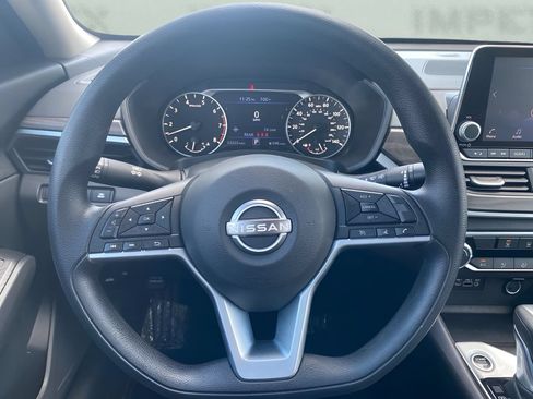 Used 2025 Nissan Altima 2.5 SV FWD image 14