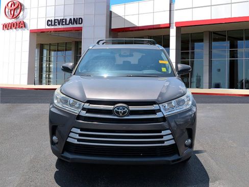 Used 2017 Toyota Highlander XLE AWD/4WD image 3