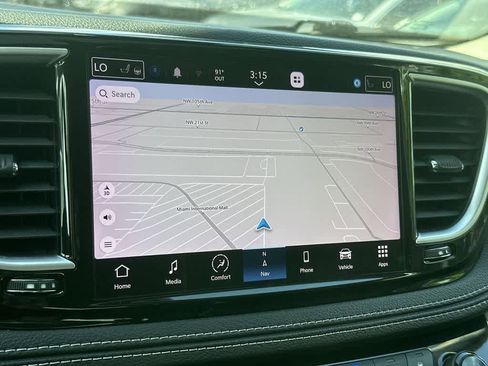 Used 2022 Chrysler Pacifica Limited image 18