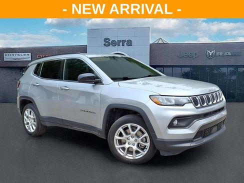Used 2024 Jeep Compass Latitude AWD/4WD image 1