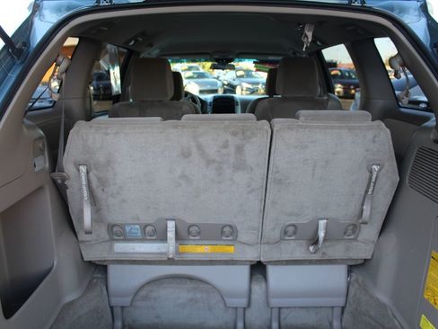 Used 2010 Toyota Sienna LE image 27