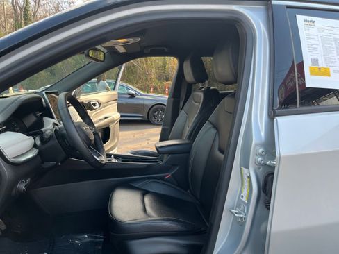 Used 2025 Jeep Compass Limited image 28