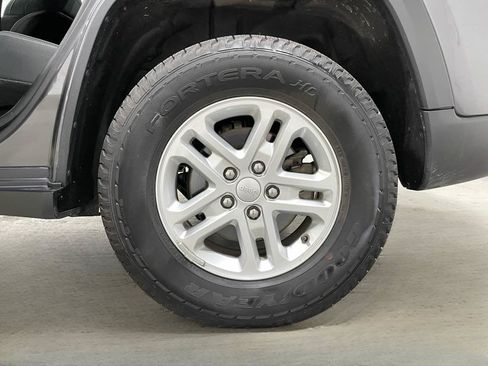 Used 2023 Jeep Grand Cherokee Laredo w/ Luxury Tech Group I AWD/4WD image 6