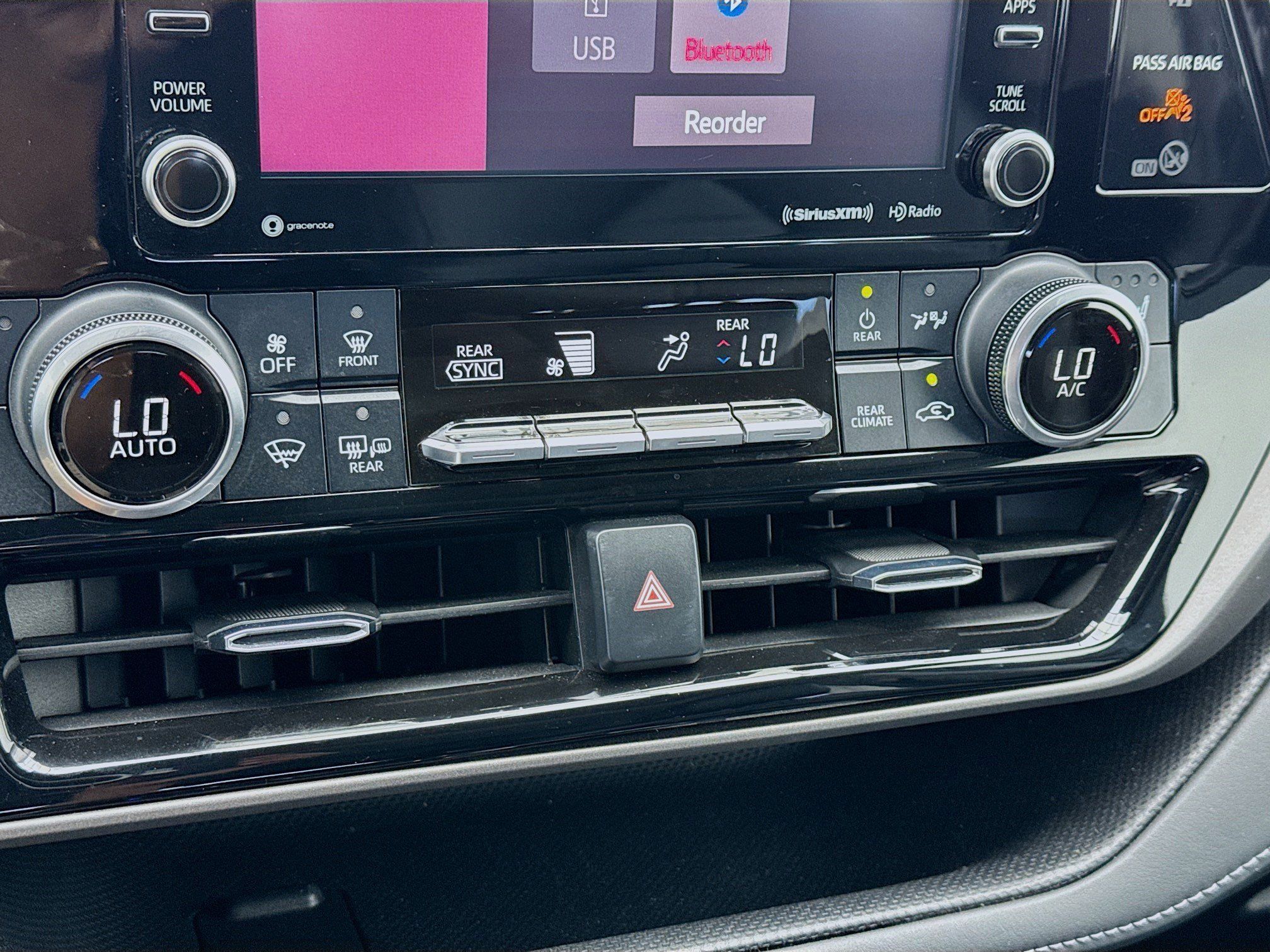 Used 2022 Toyota Highlander XLE FWD image 12