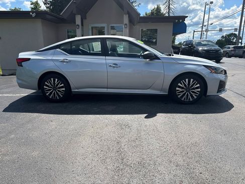 Used 2024 Nissan Altima 2.5 SV FWD image 4