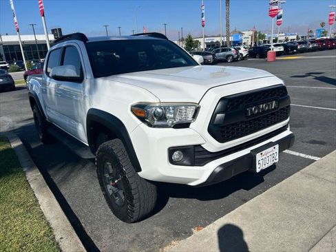 Certified 2017 Toyota Tacoma TRD Off-Road AWD/4WD image 3