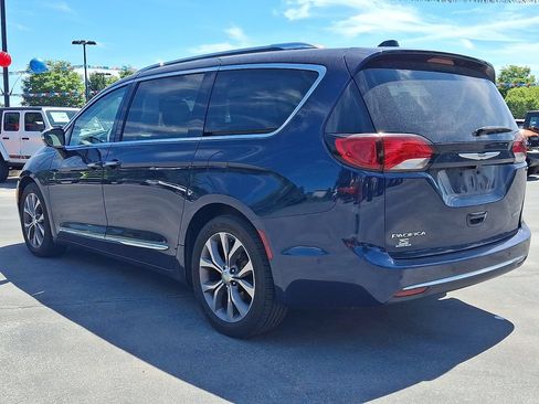 Used 2019 Chrysler Pacifica Limited w/ Tire & Wheel Group FWD image 4