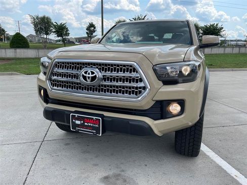 Used 2017 Toyota Tacoma TRD Off-Road w/ Tow Package (A/T) AWD/4WD image 3