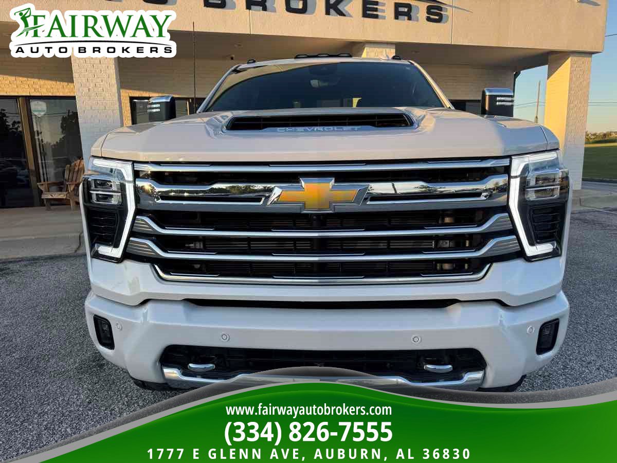 Used 2025 Chevrolet Silverado 2500 High Country w/ Technology Package AWD/4WD image 3