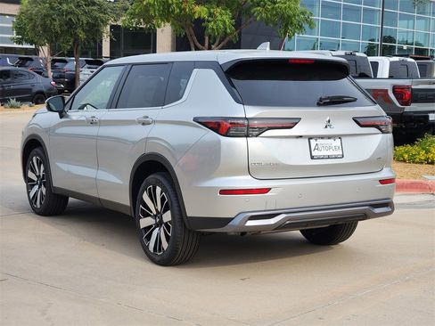 New 2025 Mitsubishi Outlander SE image 3