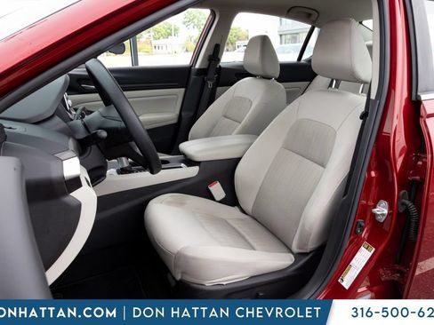 Used 2025 Nissan Altima 2.5 SV FWD image 14