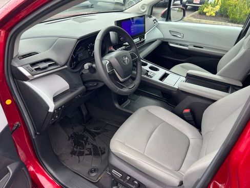 Used 2025 Toyota Sienna XLE w/ XLE Plus Package image 11