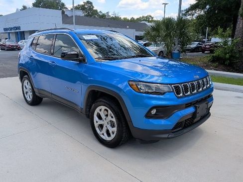 Used 2024 Jeep Compass Latitude AWD/4WD image 2