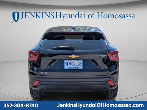 Used 2024 Chevrolet Trax LS w/ LS Convenience Package FWD image 6
