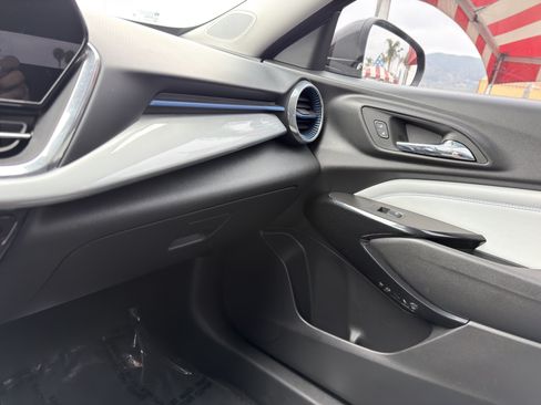 Used 2025 Chevrolet Trax LT FWD image 32