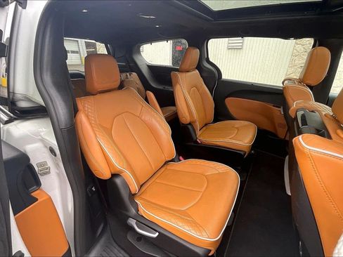 Used 2023 Chrysler Pacifica Pinnacle FWD image 24