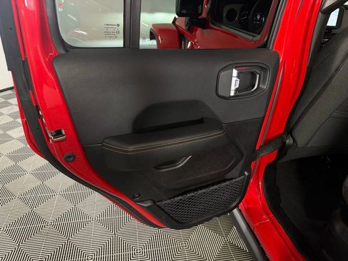 Used 2025 Jeep Wrangler Unlimited Sahara AWD/4WD image 31