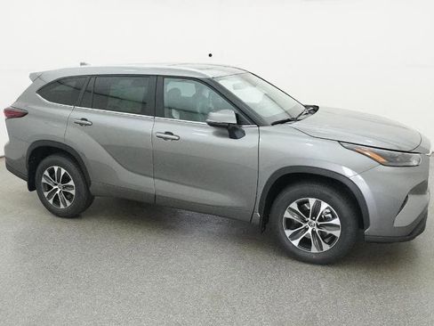 New 2026 Toyota Highlander XLE image 12