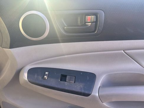 Used 2015 Toyota Tacoma PreRunner image 31