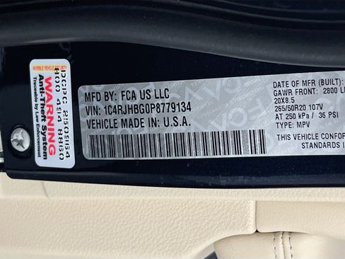 Used 2023 Jeep Grand Cherokee Limited w/ Black Appearance Package image 32