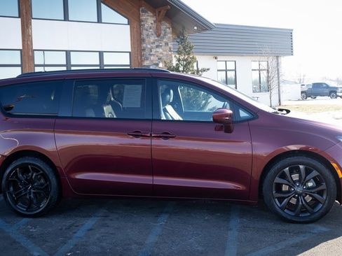 Used 2020 Chrysler Pacifica Touring-L Plus w/ S Appearance Package image 25