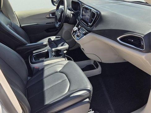 Certified 2024 Chrysler Pacifica Touring-L FWD image 19