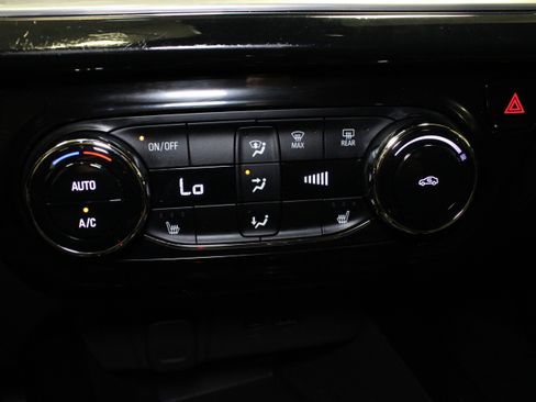 Used 2024 Chevrolet Trax RS w/ Sunroof Package FWD image 24