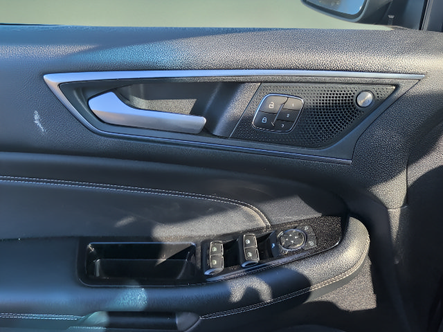 Used 2019 Ford Edge Titanium w/ Cold Weather Package AWD/4WD image 17