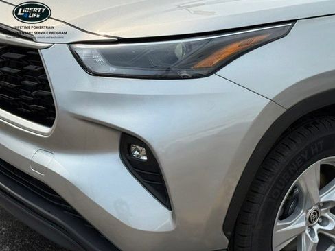 Used 2023 Toyota Highlander LE FWD image 9