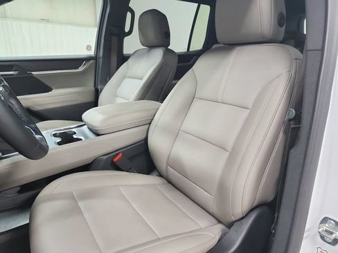 Used 2026 GMC Acadia Elevation w/ Elevation Premium Package FWD image 10