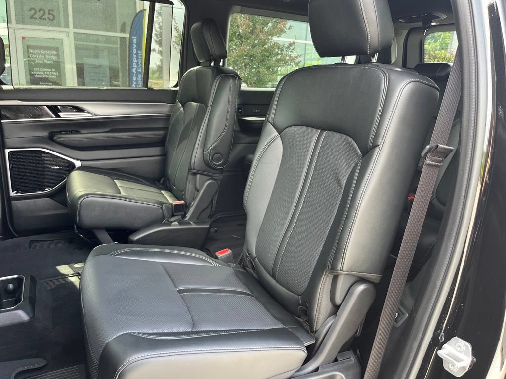 Used 2025 Jeep Wagoneer Series III w/ Premium Group I AWD/4WD image 16