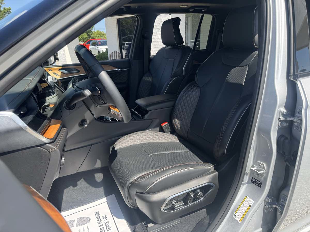 Used 2025 Jeep Grand Cherokee Summit AWD/4WD image 10