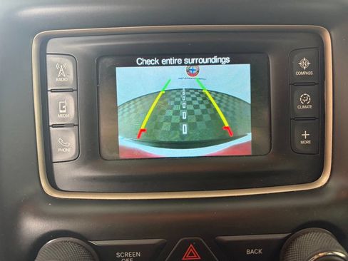 Used 2017 Jeep Grand Cherokee Laredo AWD/4WD image 4