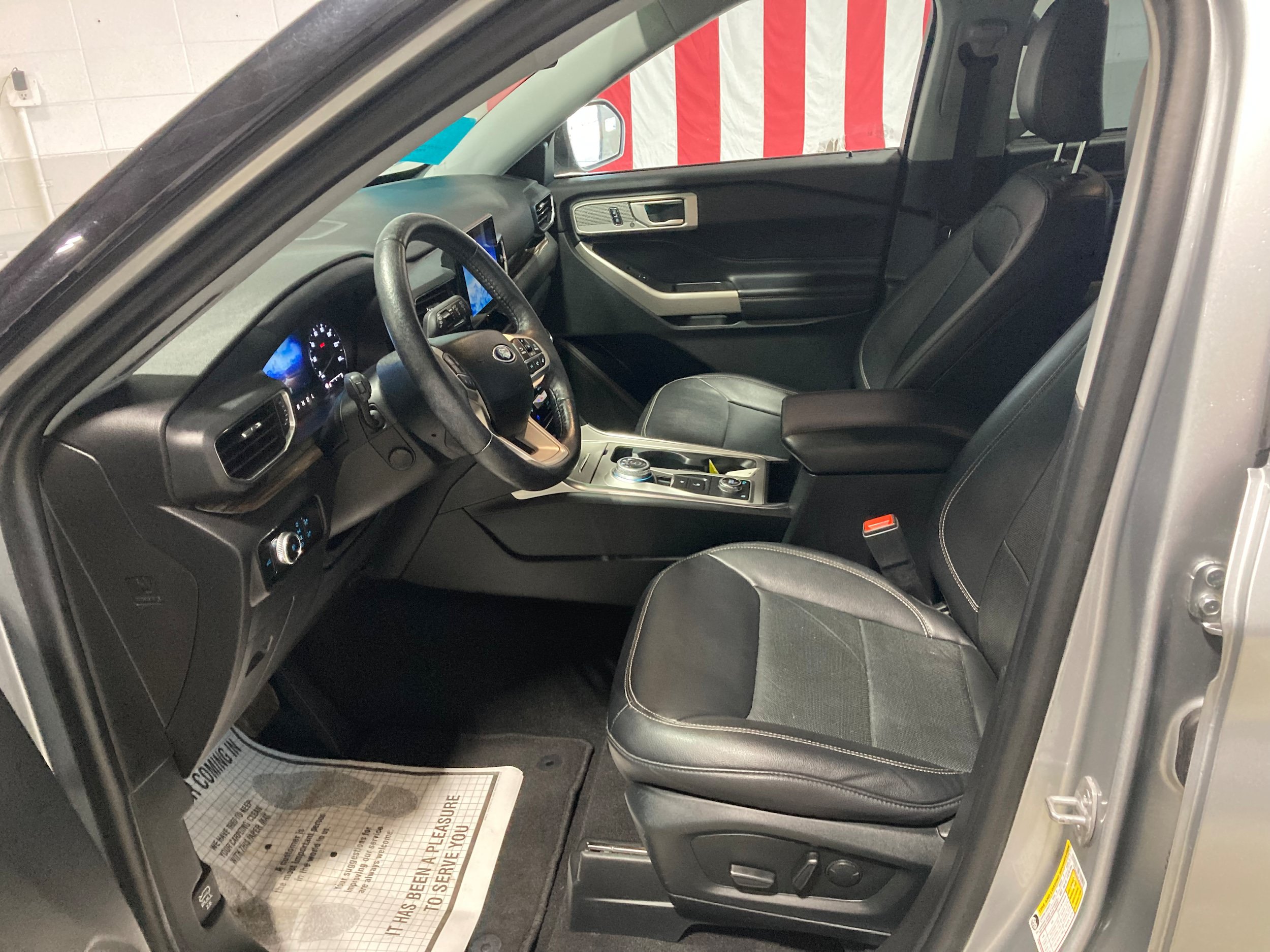 Used 2023 Ford Explorer Limited w/ Equipment Group 301A AWD/4WD image 22