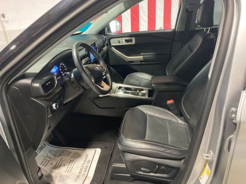 Used 2023 Ford Explorer Limited w/ Equipment Group 301A AWD/4WD image 22