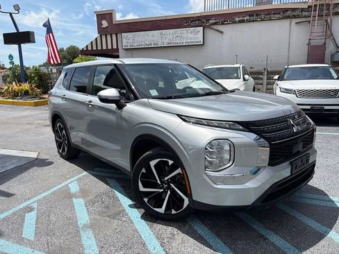 Used 2022 Mitsubishi Outlander ES AWD/4WD image 2