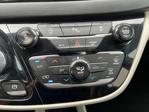Used 2018 Chrysler Pacifica Touring Plus w/ Tire & Wheel Group FWD image 22