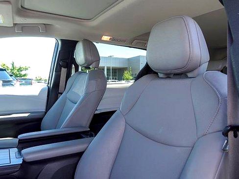 Certified 2025 Toyota Sienna XLE FWD image 10
