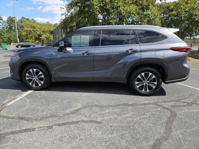 Used 2020 Toyota Highlander XLE FWD image 2