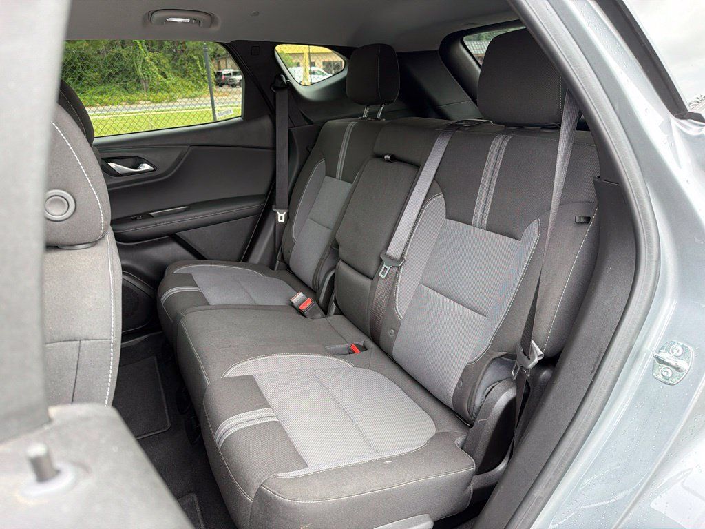 Used 2025 Chevrolet Blazer LT FWD image 19