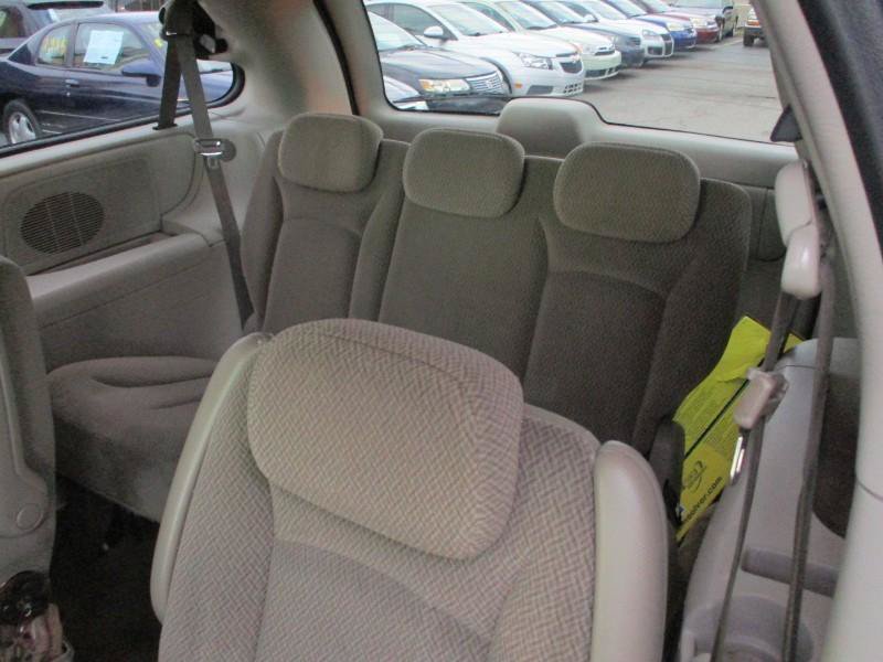 Used 2007 Chrysler Town & Country Touring FWD image 9