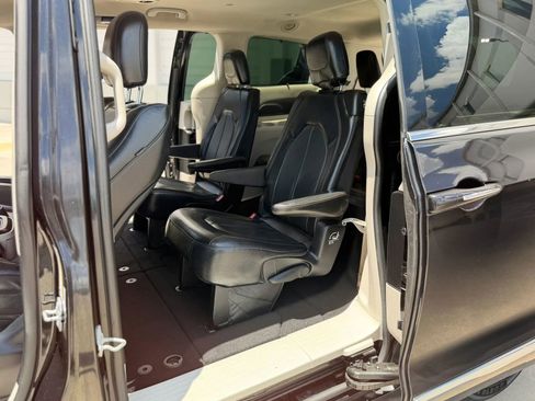 Used 2019 Chrysler Pacifica Touring-L FWD image 20