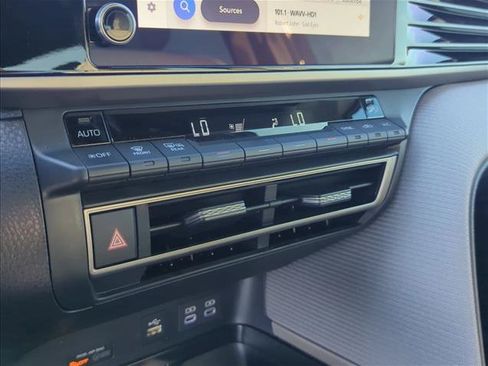 Used 2025 Toyota Camry SE w/ Convenience Package FWD image 21
