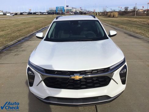 Used 2025 Chevrolet Trax LT image 11