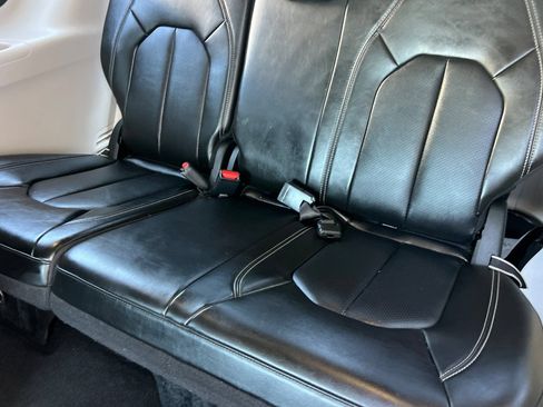 Used 2024 Chrysler Pacifica Touring-L FWD image 18