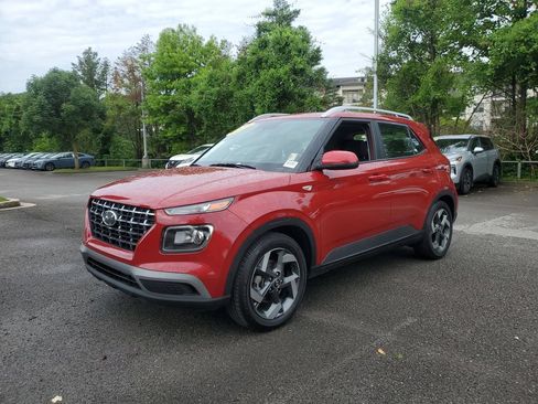 Used 2023 Hyundai Venue SEL FWD image 2