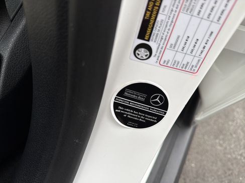 Used 2025 Mercedes-Benz GLC 300 4MATIC image 27