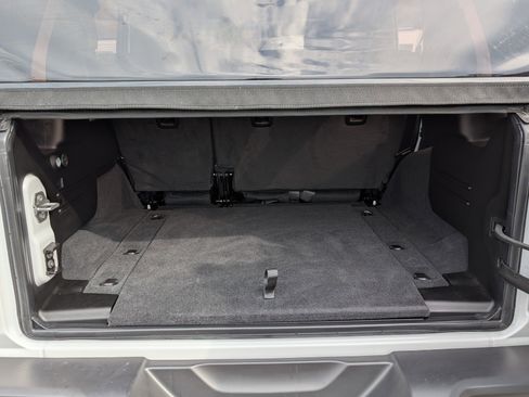 Used 2024 Jeep Wrangler Rubicon image 17