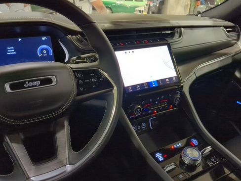 Used 2022 Jeep Grand Cherokee L Overland w/ Luxury Tech Group IV AWD/4WD image 13