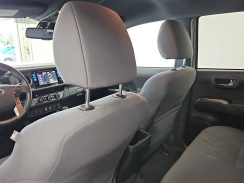 Used 2018 Toyota Tacoma TRD Sport image 12